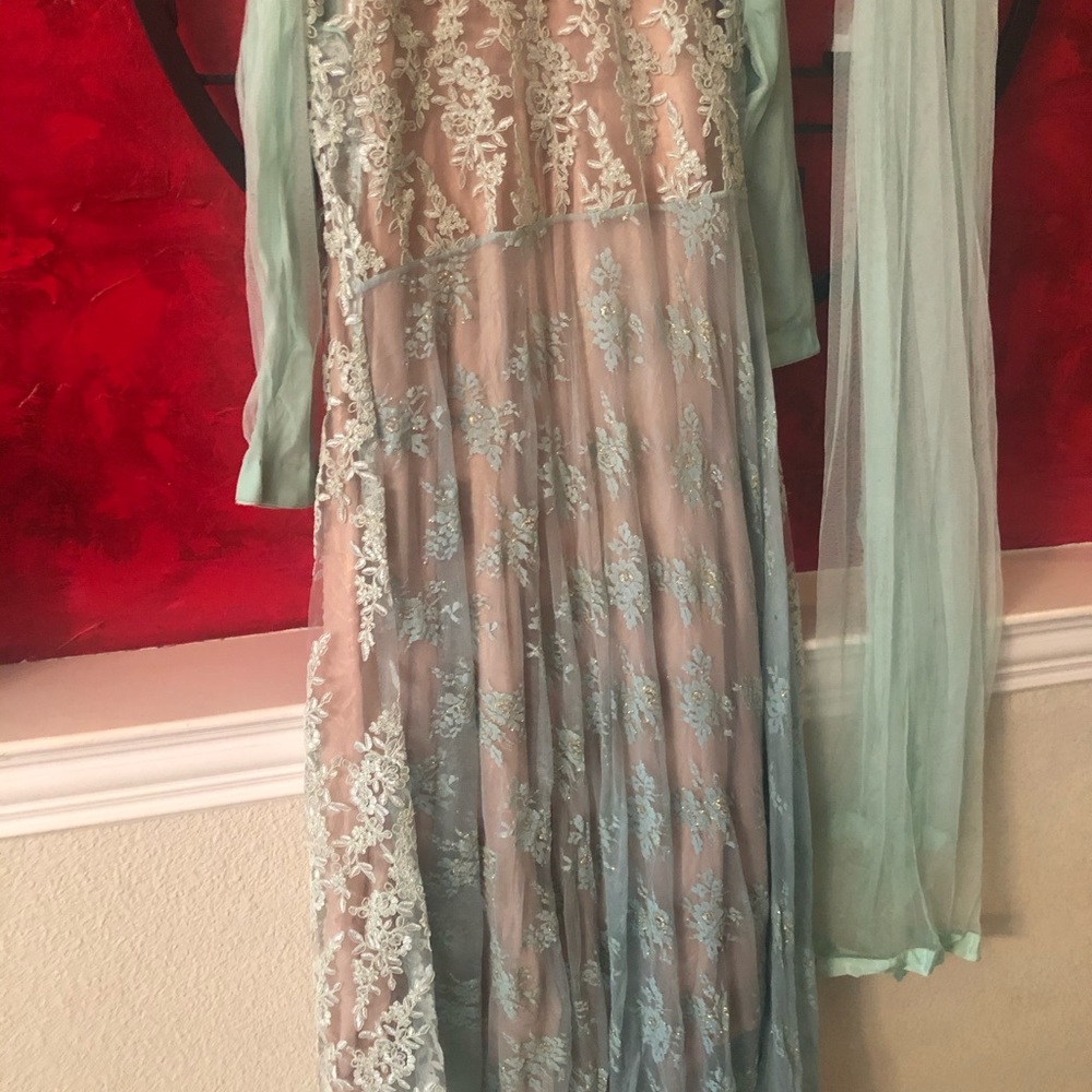 Beautiful outfit - Picture 3 of 7